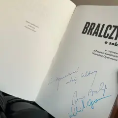Jak napisać dedykację do książki? Gotowe wzory i porady eksperta