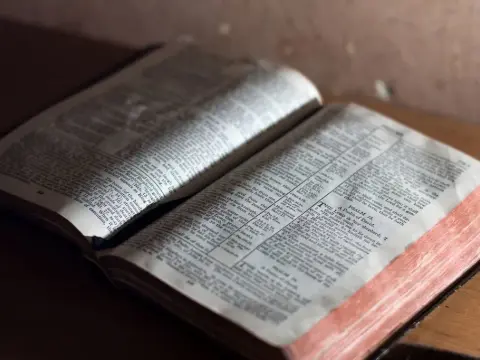 Biblia: święta księga czy arcydzieło literatury? Poznaj jej moc!
