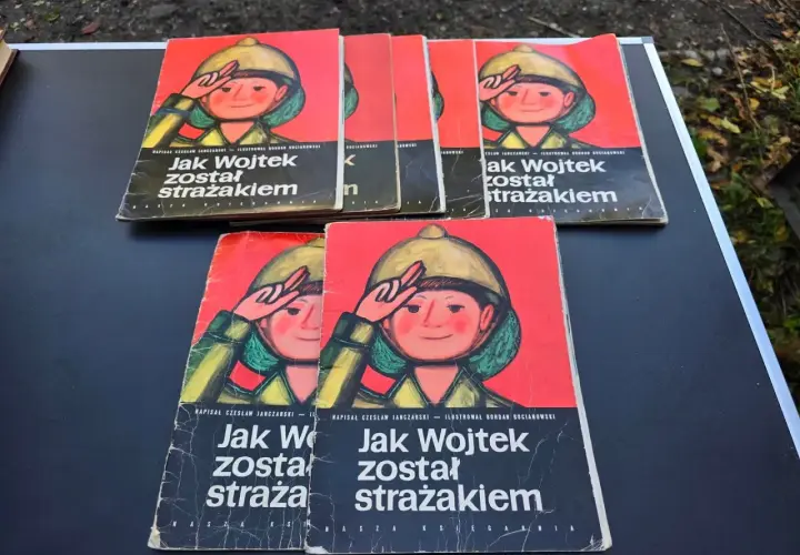 Okładki książek z ilustracją chłopca w hełmie i napisem "Jak Wojtek został strażakiem".