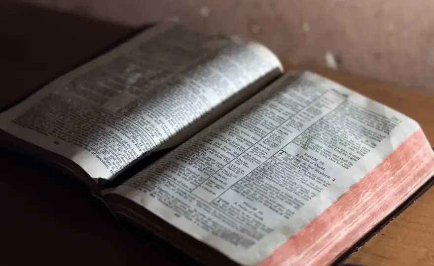 Biblia: święta księga czy arcydzieło literatury? Poznaj jej moc!