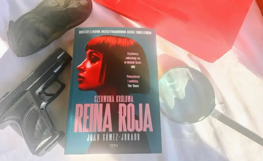 Czerwona królowa: Recenzja czy warto ją przeczytać?