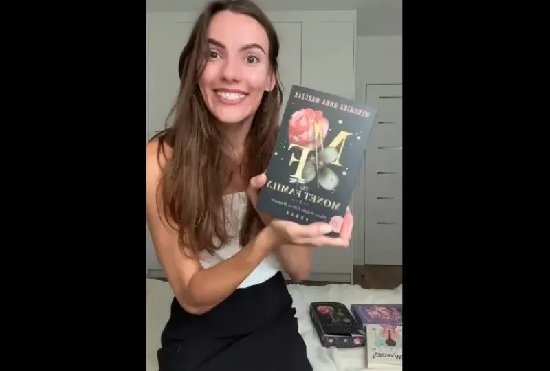 Weronika Marczak: Kim jest autorka "Rodziny Monet"? Od Wattpada do sukcesu