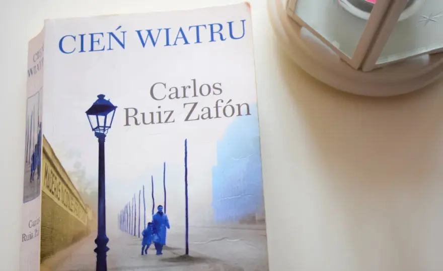 "Cień Wiatru" Zafóna: Recenzja. Czy to książka dla Ciebie?