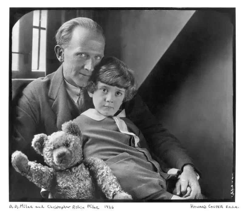 A. A. Milne z Christopherem Robinem i pluszowymi zabawkami